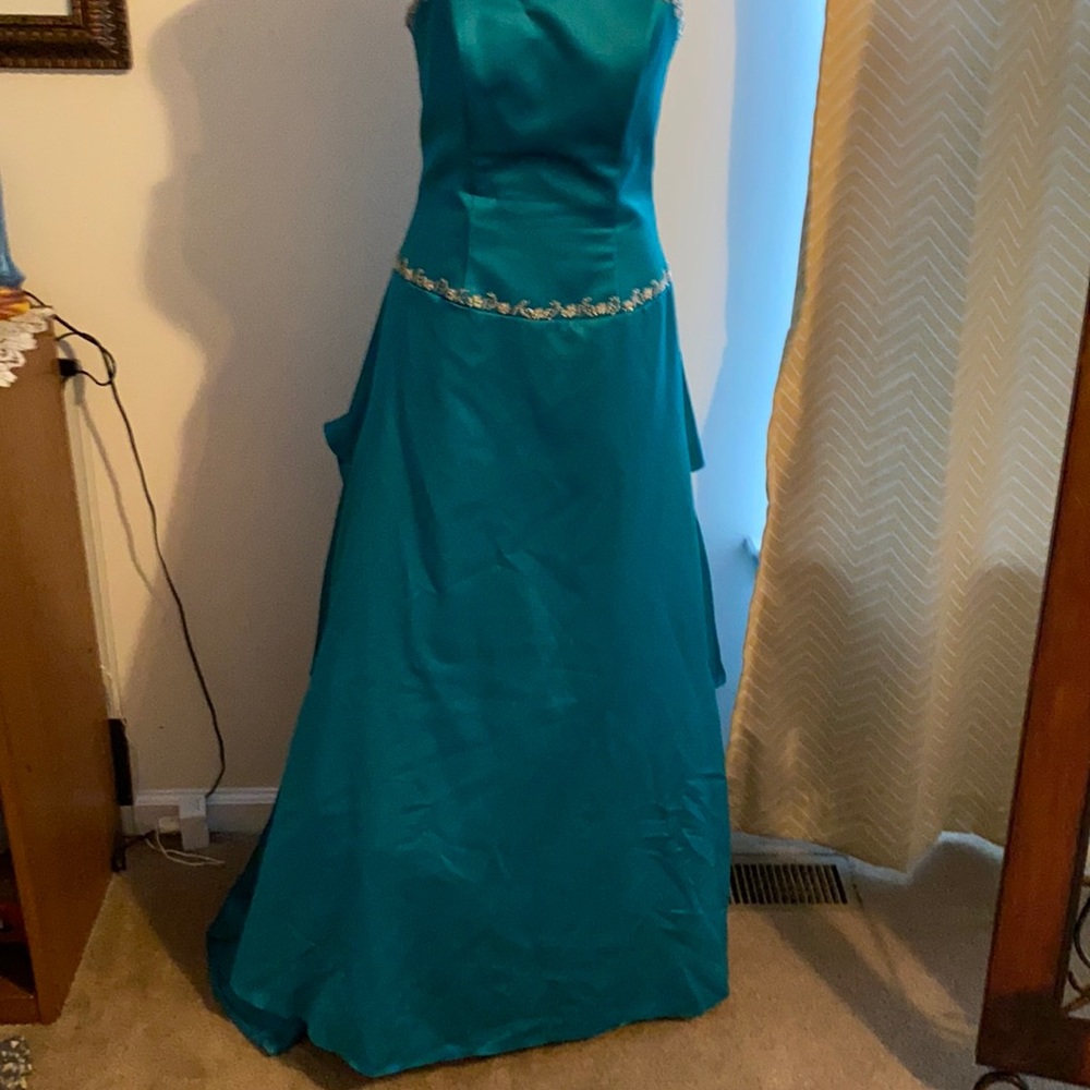 Very nice dress wore once, straps for adjusting